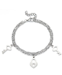 Bracelet gourmette argenté à breloques orné de motifs originaux